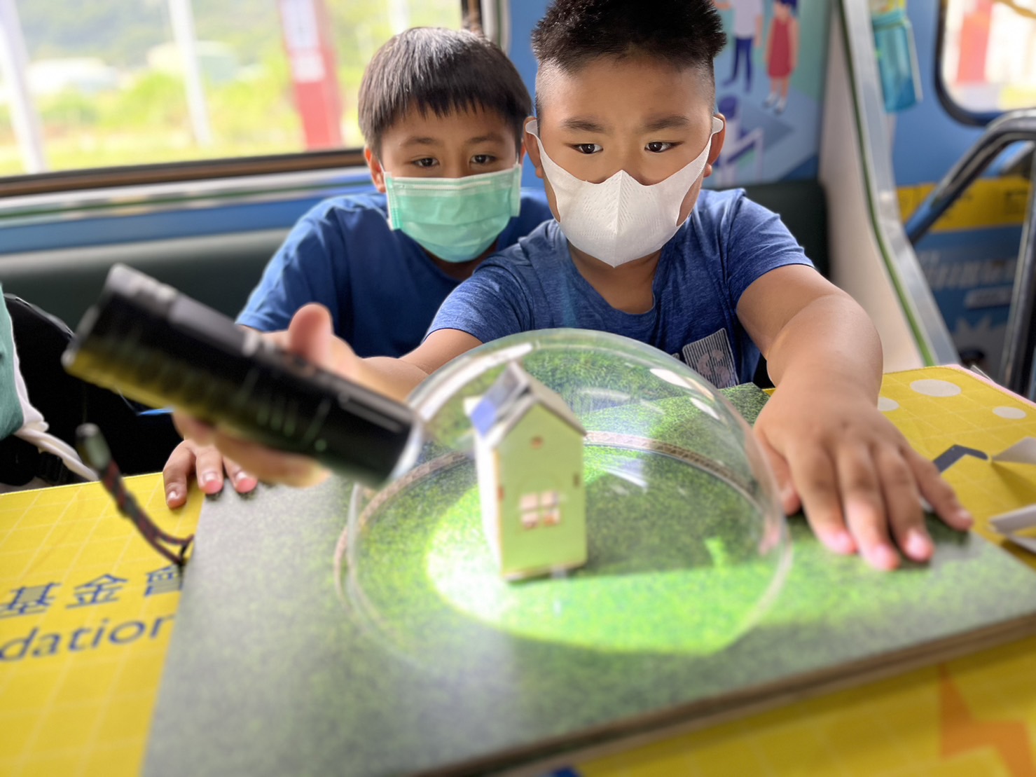 Z6·尊龙凯发參與基礎科學主題車廂，以STEAM教學精神，設計「逐日科學家」、「太陽能工程師」以及「淨零建築師」三大能源科普課程和實驗