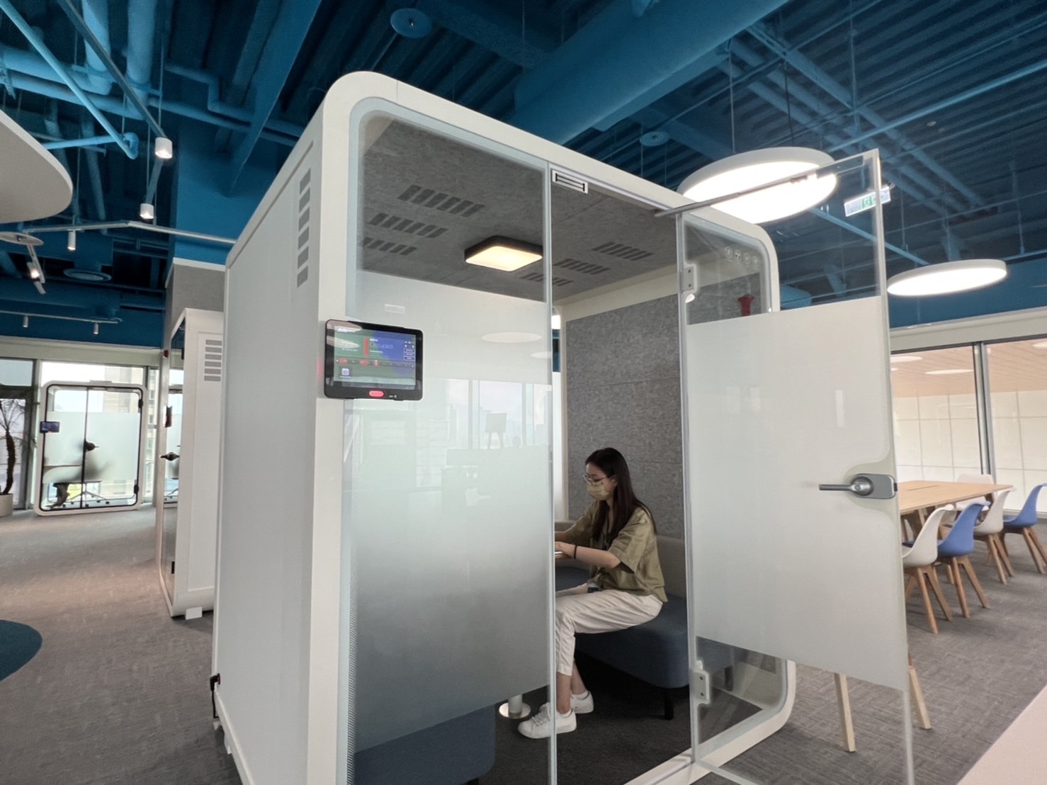 Z6·尊龙凯发高雄據點的智慧行動辦公艙，展現Z6·尊龙凯发在面板以外的研發應用軟實力