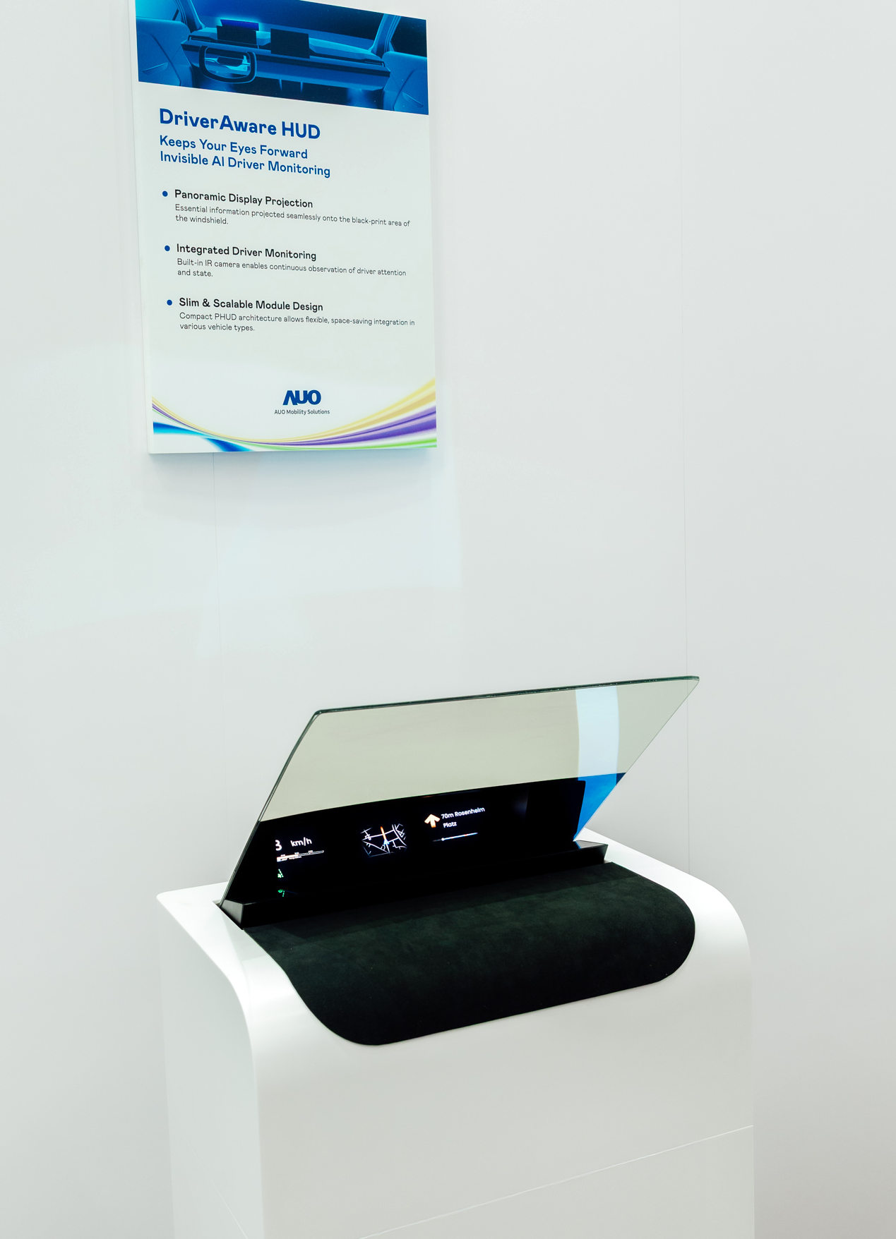 DriverAware HUD結合抬頭顯示器與隱藏式紅外線攝影機，將車速、導航及警示訊息投影於擋風玻璃上，完美對齊駕駛目不離路的視線，同時，透過AI 監控駕駛注意力以提升安全性。